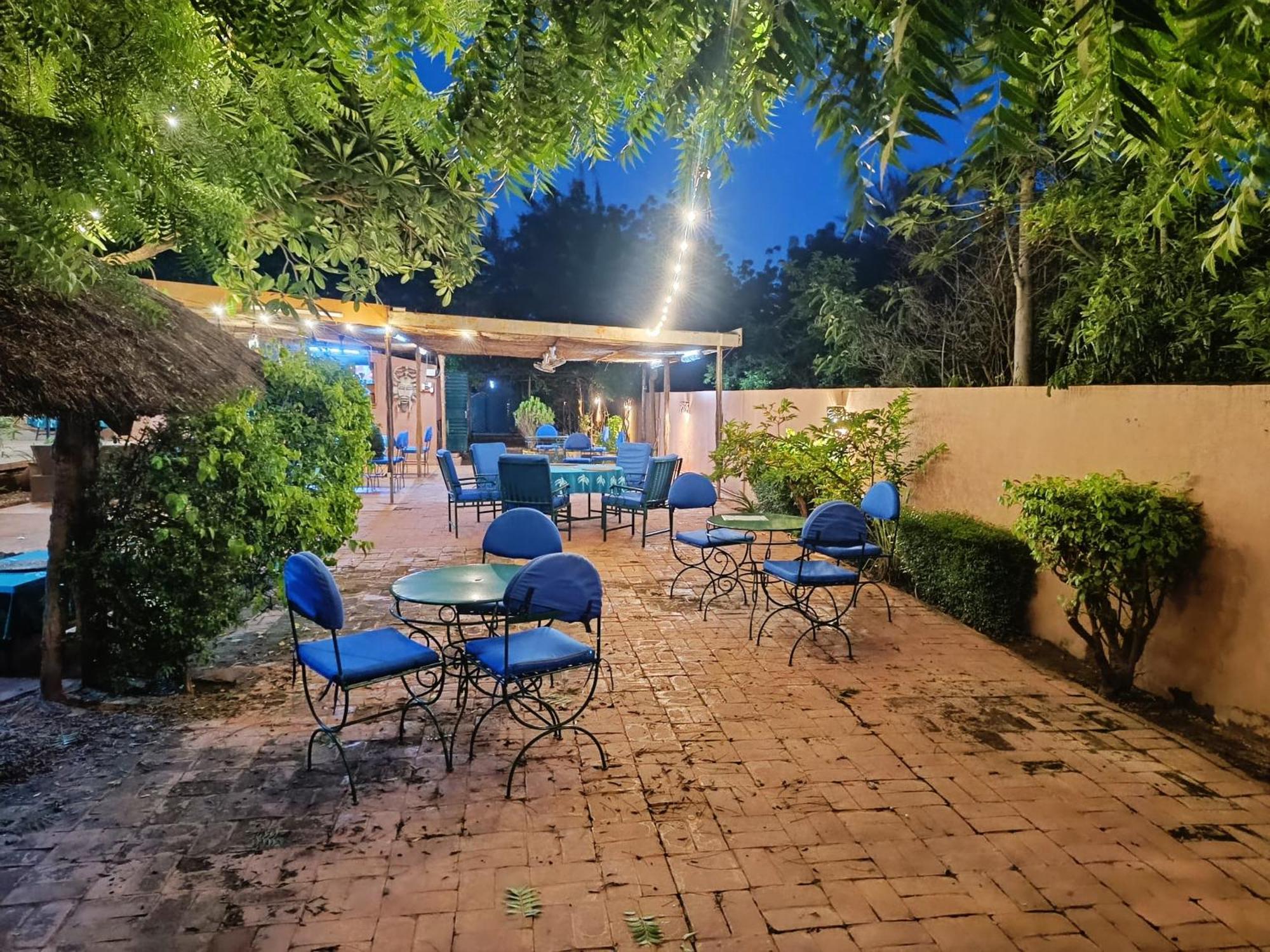 Hotel Les Palmiers Уагадугу Екстериор снимка