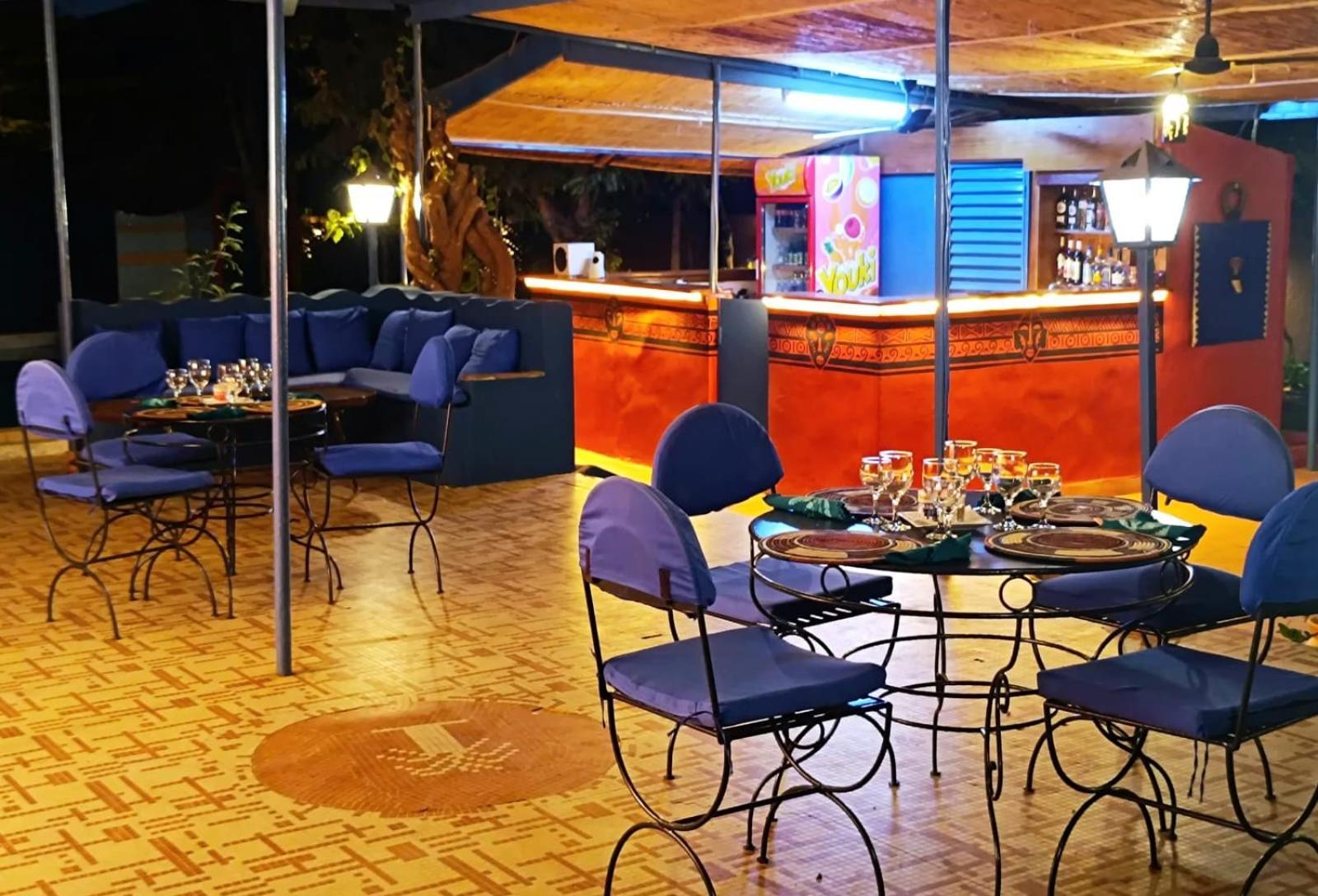 Hotel Les Palmiers Уагадугу Екстериор снимка