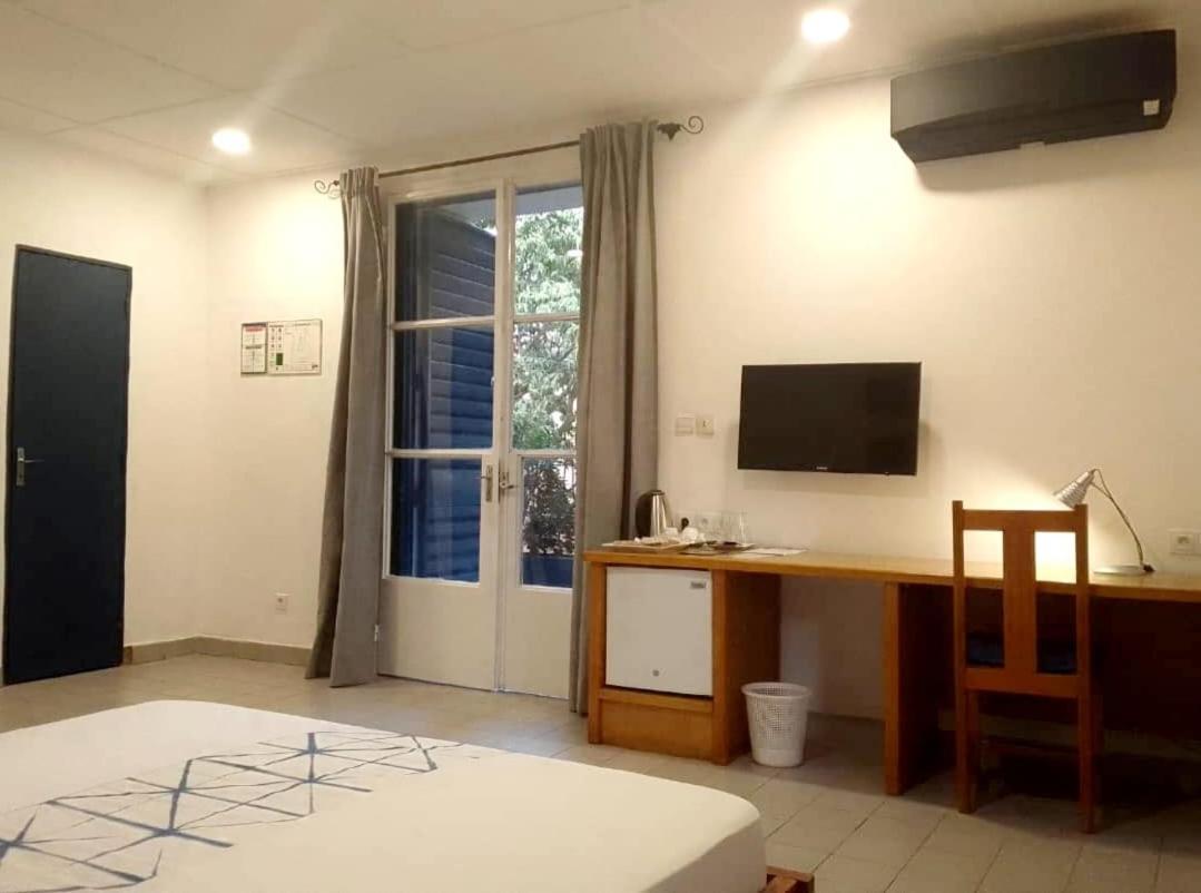 Hotel Les Palmiers Уагадугу Екстериор снимка